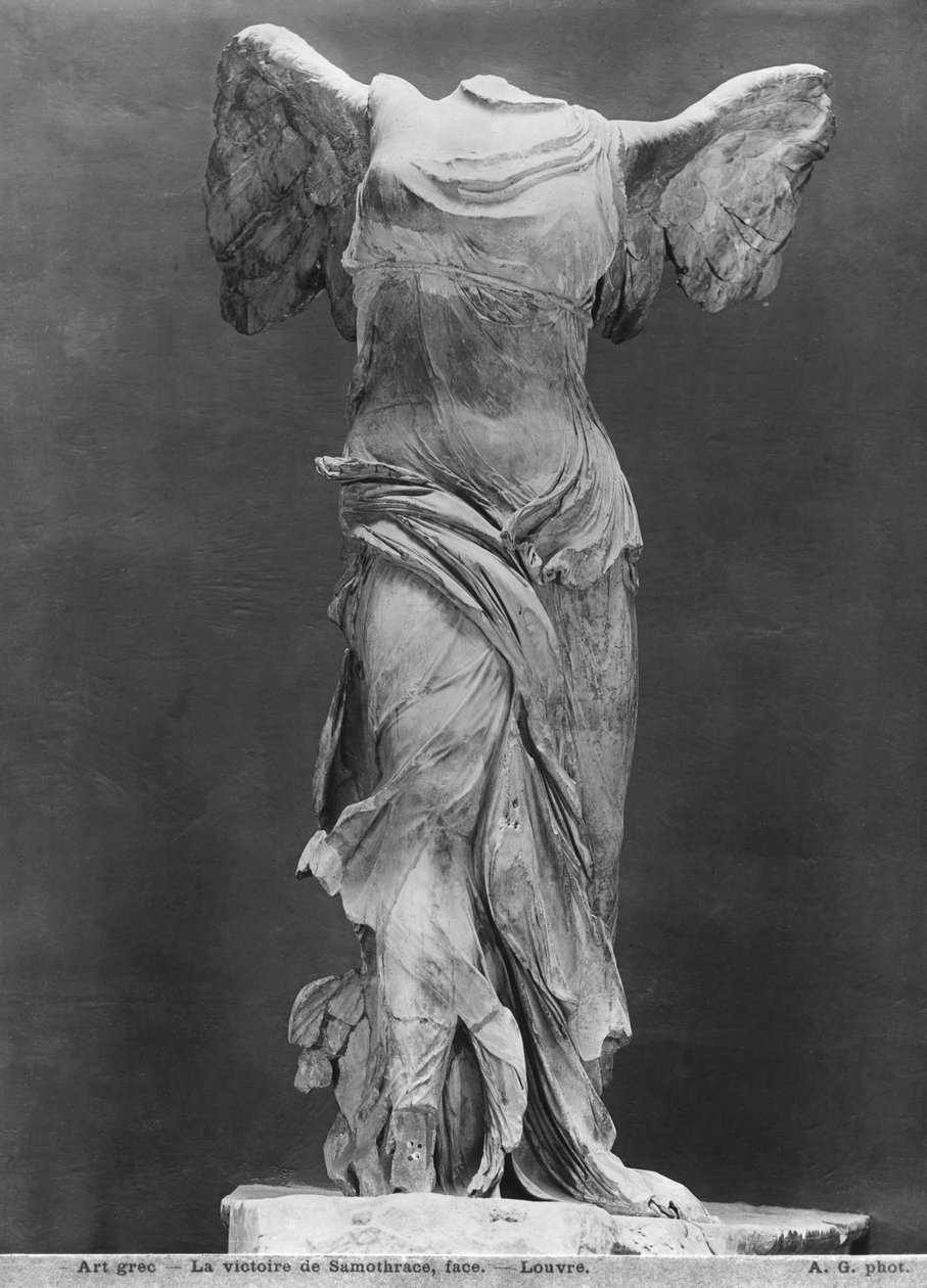 Näkymä Samothracen voitosta Louvren museossa ennen vuotta 1902 (katso myös 326607-608, 346166-167) tekijältä Adolphe Giraudon