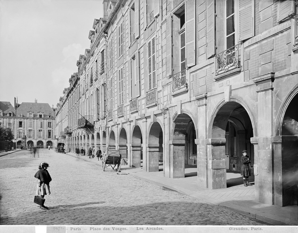 Näkymä Place des Vosges -aukion arkadista, noin 1890-99. tekijältä Adolphe Giraudon