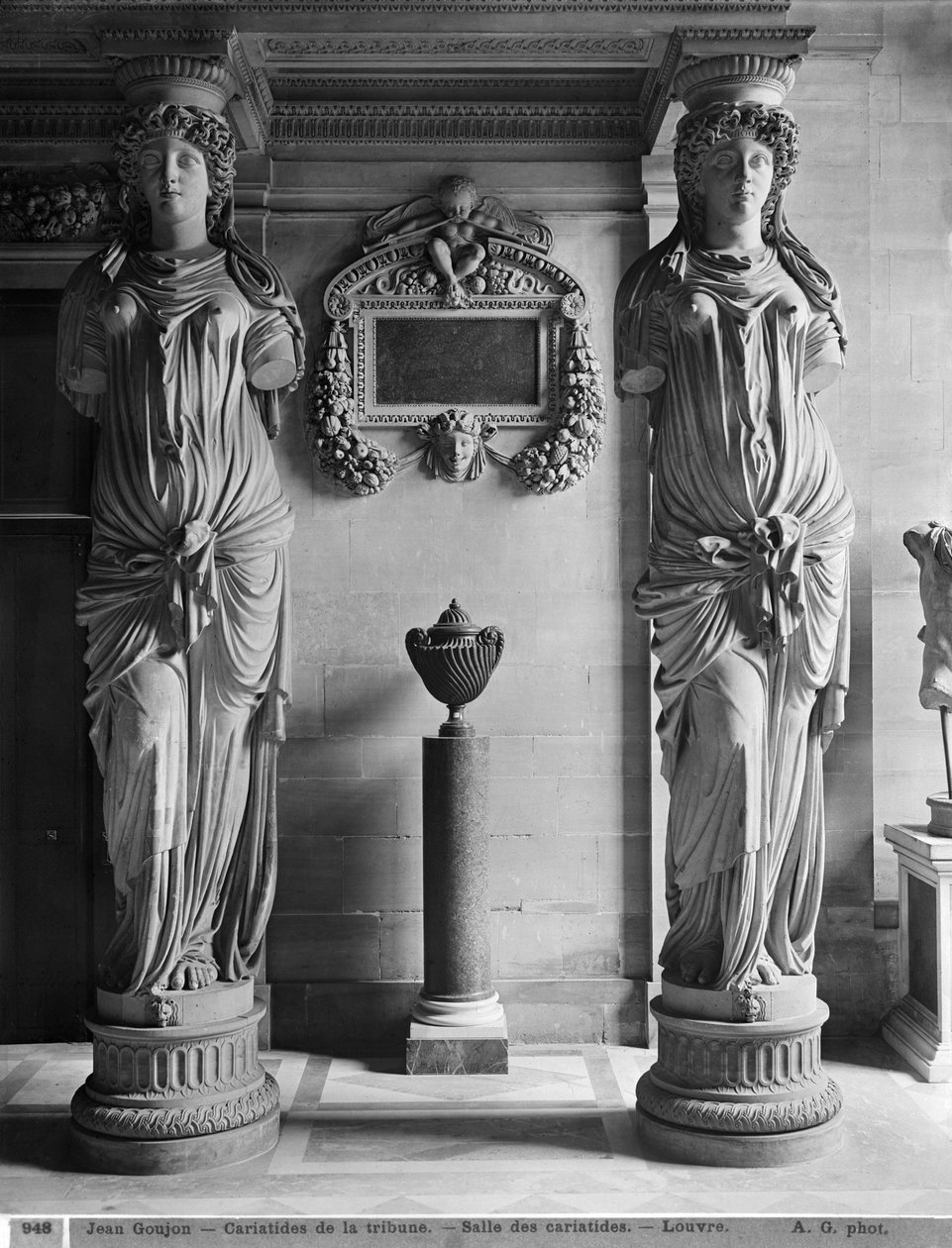 Näkymä kahdesta karyatidista Louvre-museon Caryatids