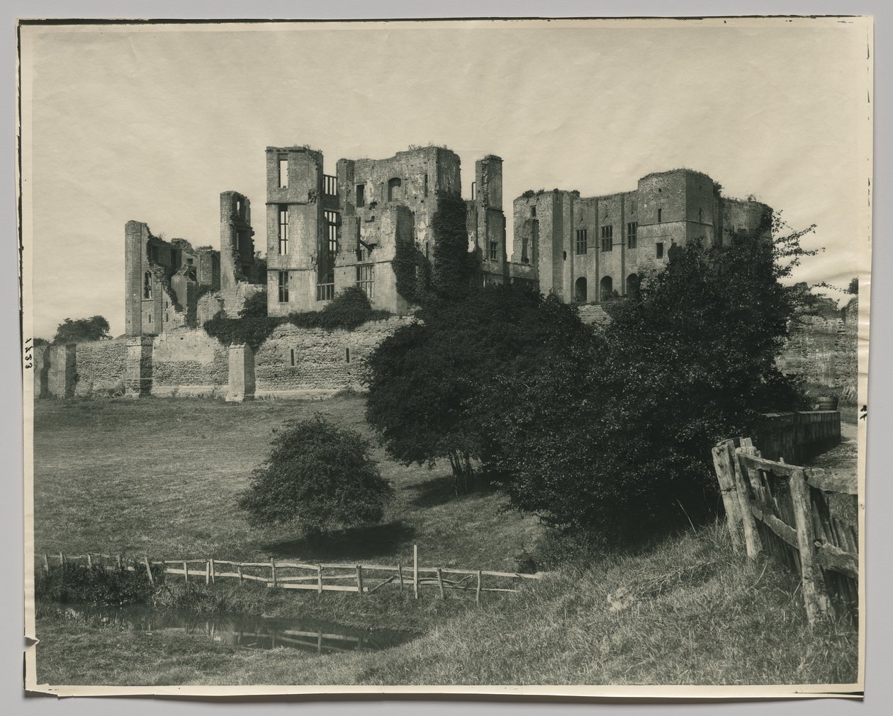 Kenilworthin linna, Warwickshire, Englanti tekijältä Adolphe Braun