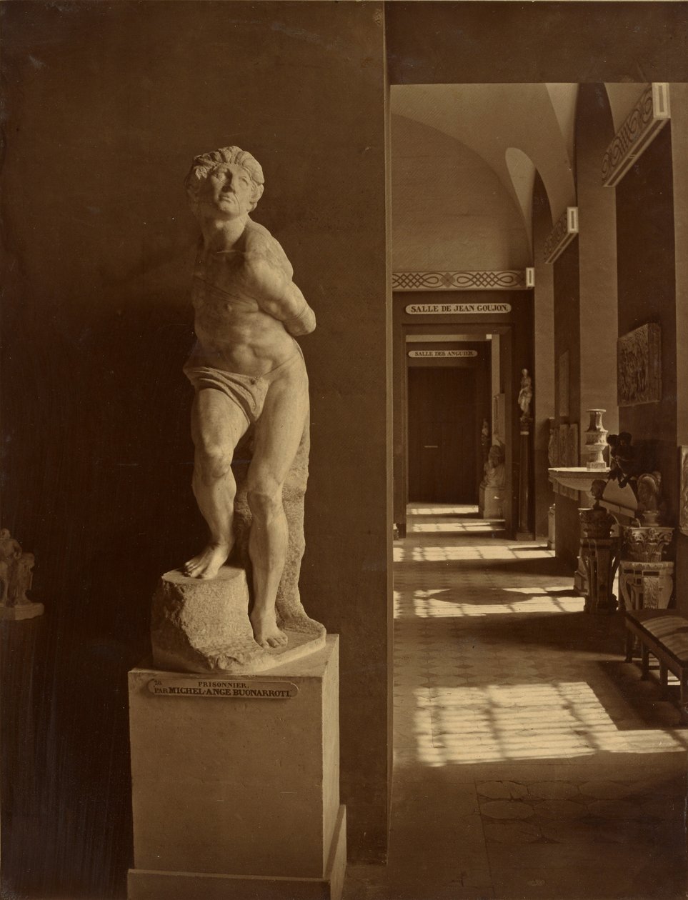 [Michelangelon teos ”Kapinallinen orja”, Louvre-museo] tekijältä Adolphe Braun