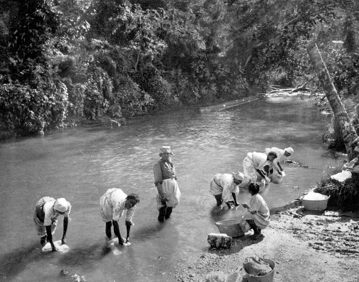 Naiset pesemässä vaatteita joessa, Port Antonio, Jamaika, c1905 tekijältä Adolphe Duperly and Son