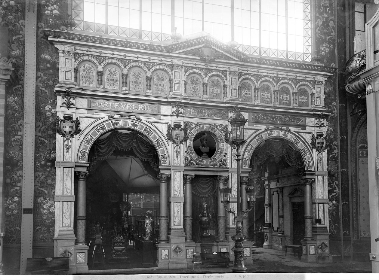 Portico of the Silversmith Pavilion yleisnäyttelyssä Pariisissa, 1889 (bw kuva) tekijältä Adolphe Giraudon