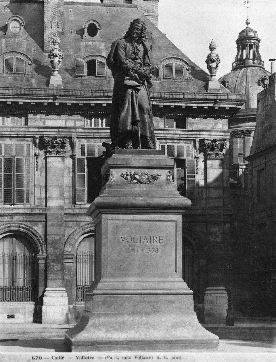 Joseph Michel Caillen (1836-81) Voltairen patsas Quai Voltaire, 1800-luvun loppu tekijältä Adolphe Giraudon