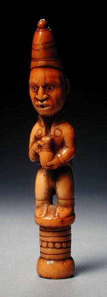 Eurooppalaisessa mekossa oleva hahmo pitelee saksalaista kivitavarakannua, Kongo, 1800-luvun alku (norsunluu) tekijältä African