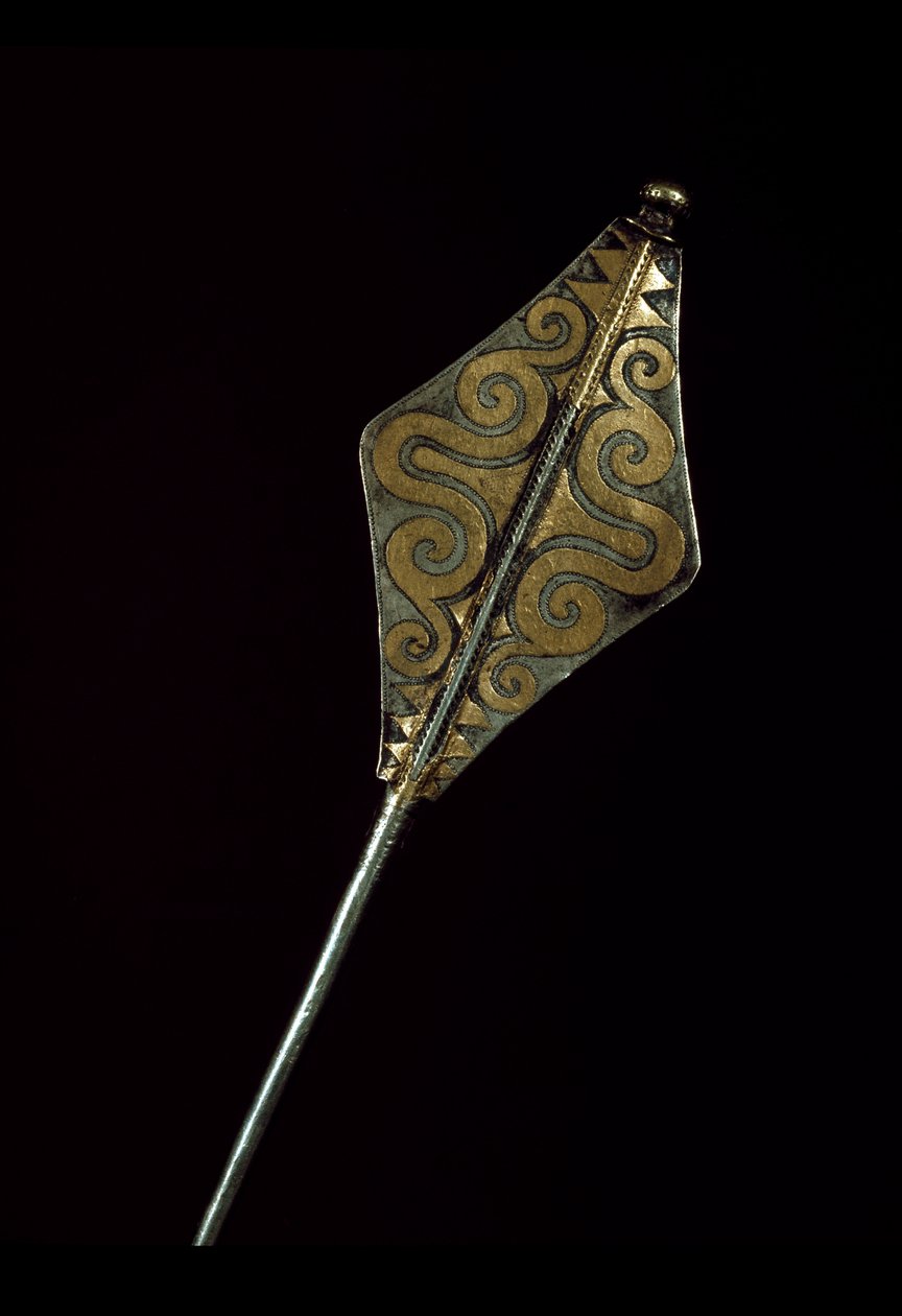 Esihistoria: hopeinen rintakoru, jossa on Borodinon Tresorin kultaa (Odessan alue). 1500 eaa. Pronssikausi. Moskova, valtion historiallinen museo tekijältä Age Bronze