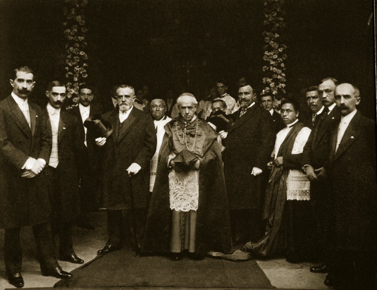 Arkkipiispa Mora y del Rio tekijältä Agustin Victor Casasola