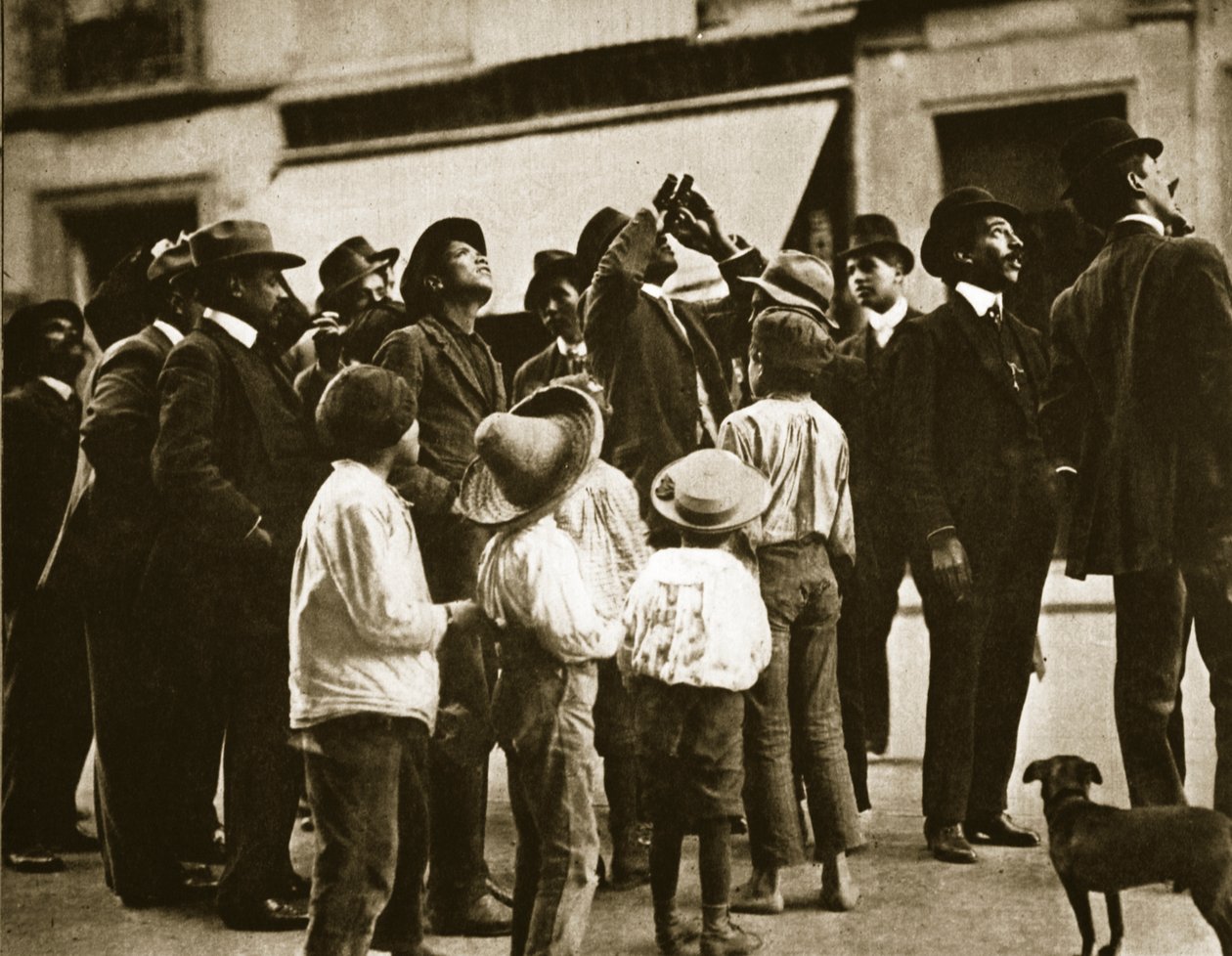 Katuyleisö Mexico Cityssä tarkkailee Halleyn komeettaa, huhtikuu 1910. tekijältä Agustin Victor Casasola