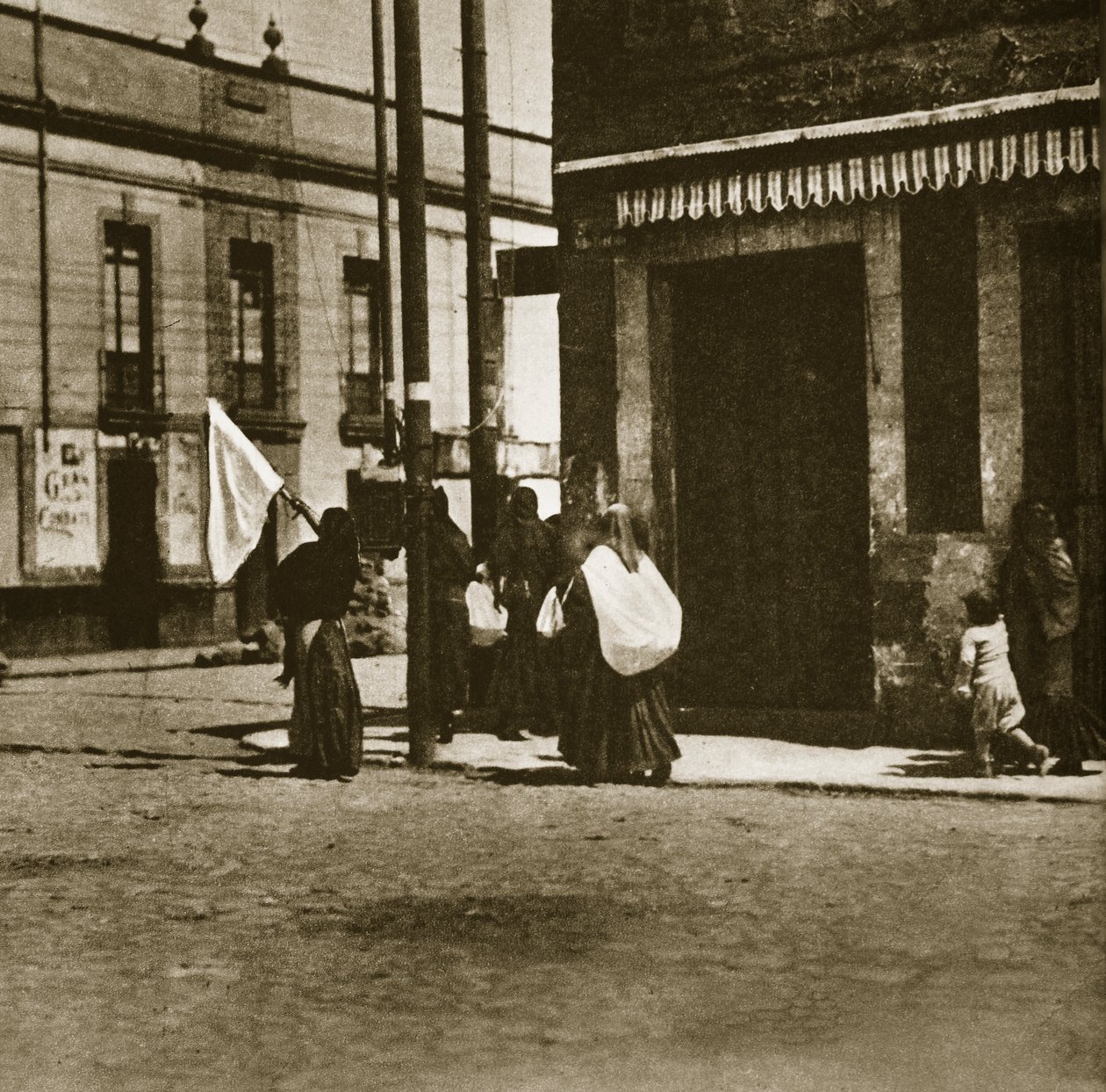 Naiset kävelemässä kaduilla valkoisen lipun alla "La decena tragican" aikana Mexico Cityssä helmikuussa 1913 tekijältä Agustin Victor Casasola