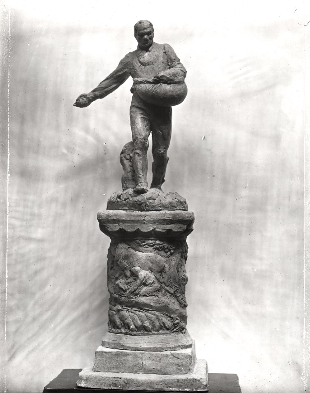 Kylväjä, peltojen työntekijöille omistetun muistomerkin maketti, 1889-1900 (terrakotta) tekijältä Aime Jules Dalou