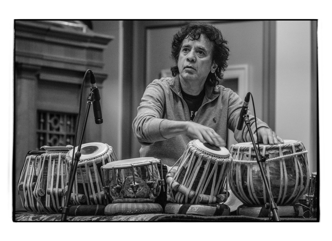 Zakir Hussain Schermerhorn Symphony Centerissä, Nashville, 2018 (kuva) tekijältä Alan Messer