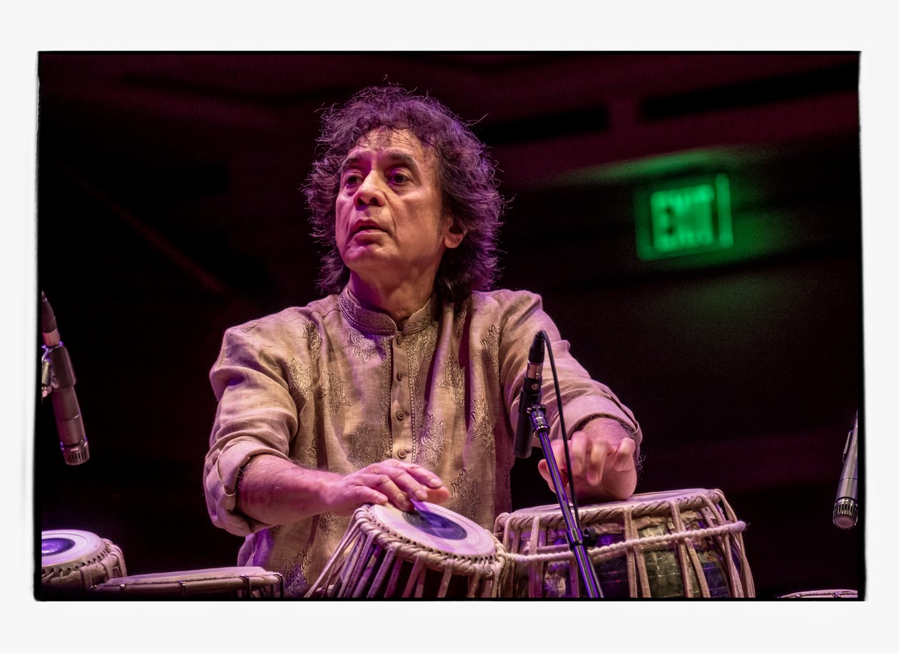 Zakir Hussain Schermerhorn Symphony Centerissä, Nashville, 2018 (kuva) tekijältä Alan Messer