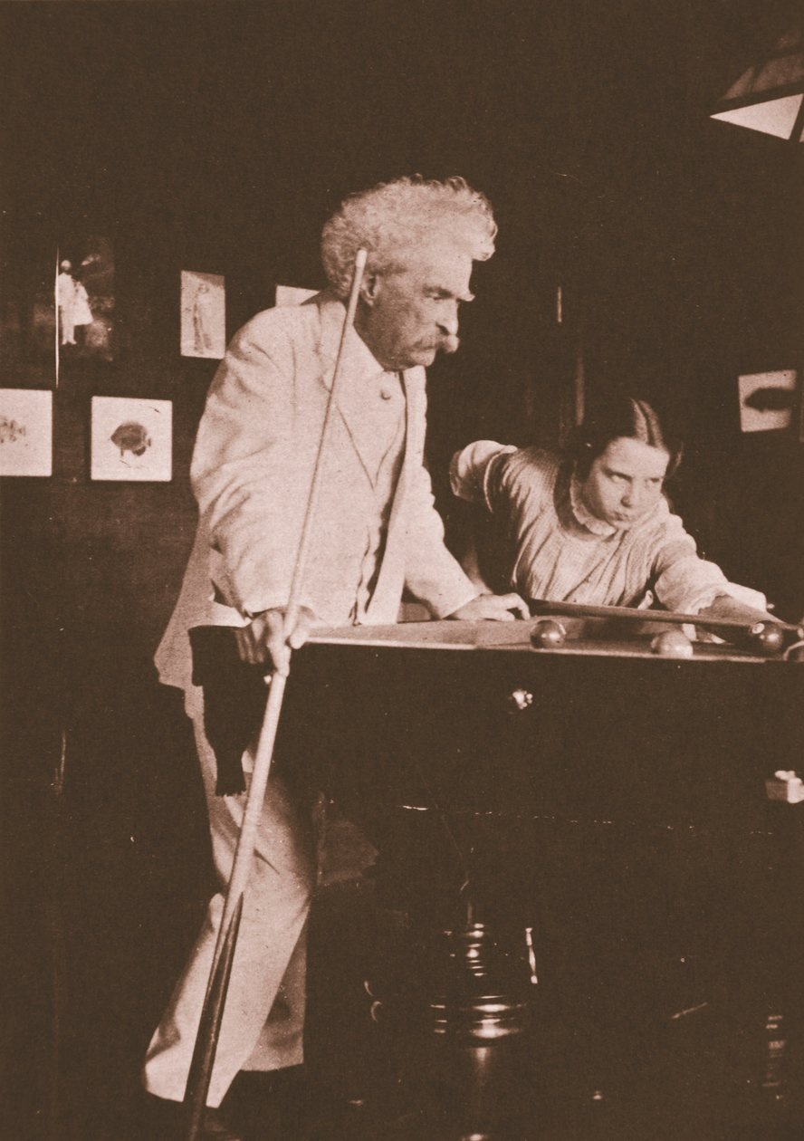 Mark Twain pelaa biljardia elämäkerran kirjoittajansa Albert Bigelow Painen tyttären kanssa (seepiakuva) tekijältä Albert Bigelow Paine