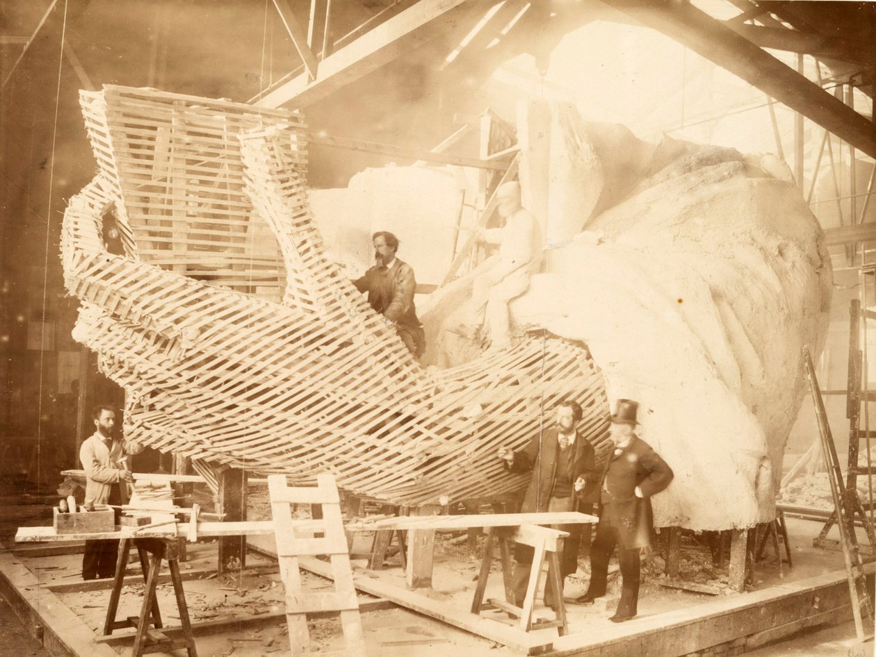 Vapaudenpatsaan vasemman käden ja vasemman käsivarren luurangon ja kipsipinnan rakentaminen, n.1880, valkopainatus tekijältä Albert Fernique