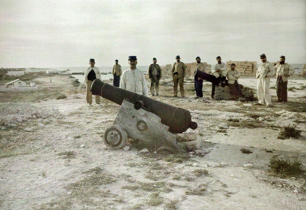Sotilaita ja tykkejä vanhassa turkkilaisessa linnoituksessa, Tunisia tai Tripolitania, 3. maaliskuuta 1916 (luonnonvalokuvassa). tekijältä Albert Samama Chikli