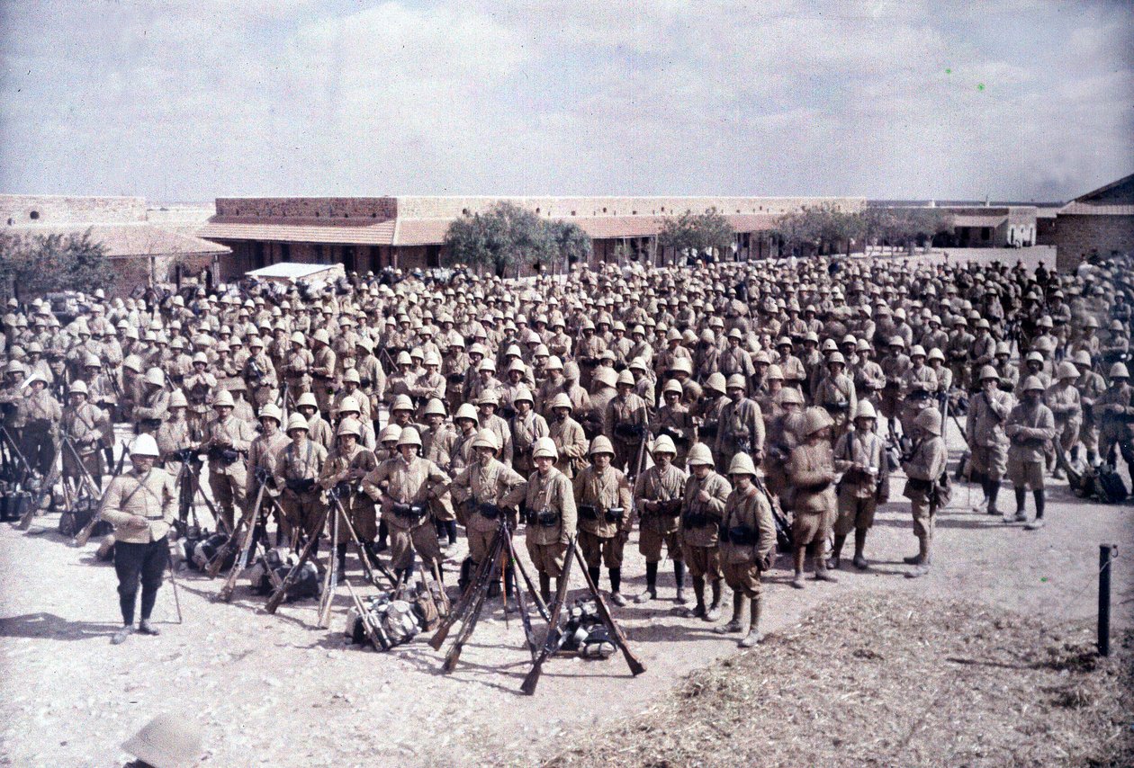 Medeninen varuskunta, Etelä-Tunisia: Ranskan zouave-pylvään paluu yksinomaan Alsacesta ja Lorrainesta Tripolitanian rajalta, 20. maaliskuuta 1916 (autokromi) tekijältä Albert Samama Chikli