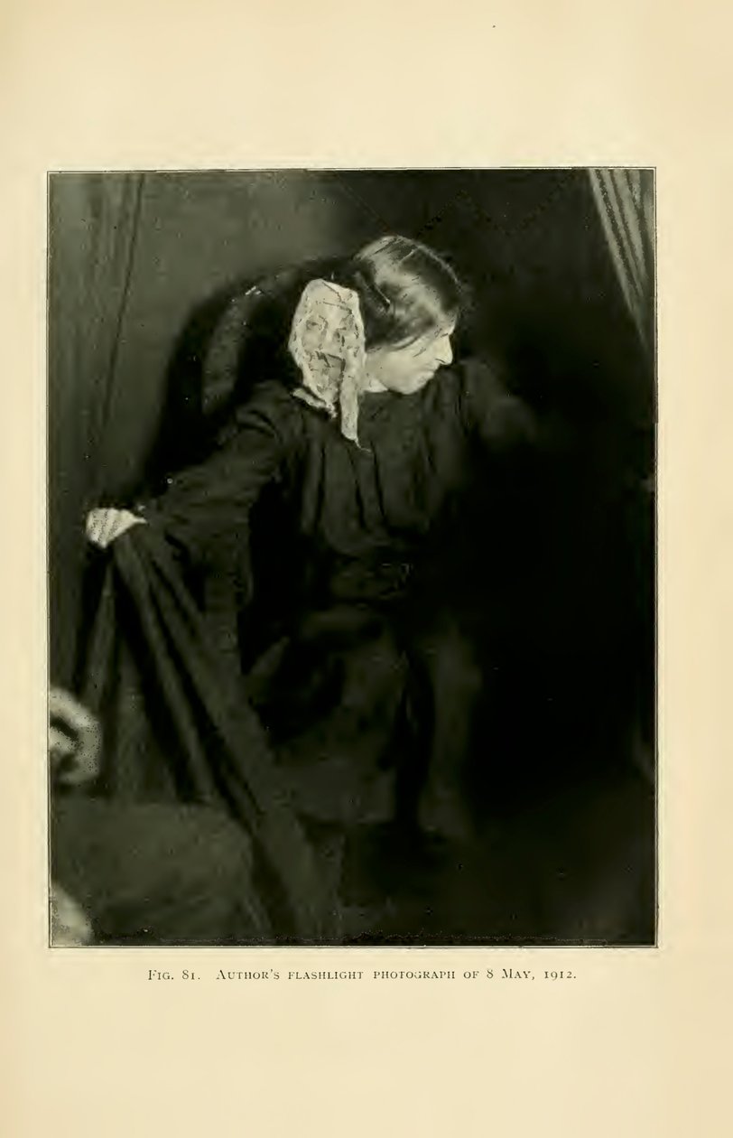 Eva Carrière tuottaa ektoplasmaa, Pariisi, 8. toukokuuta 1912, Albert von Schrenck-Notzingin teoksesta "Materiaalistumisen ilmiöt: panos mediumistisen teleplastiikan tutkimukseen" tekijältä Albert Freiherr von Schrenck Notzing