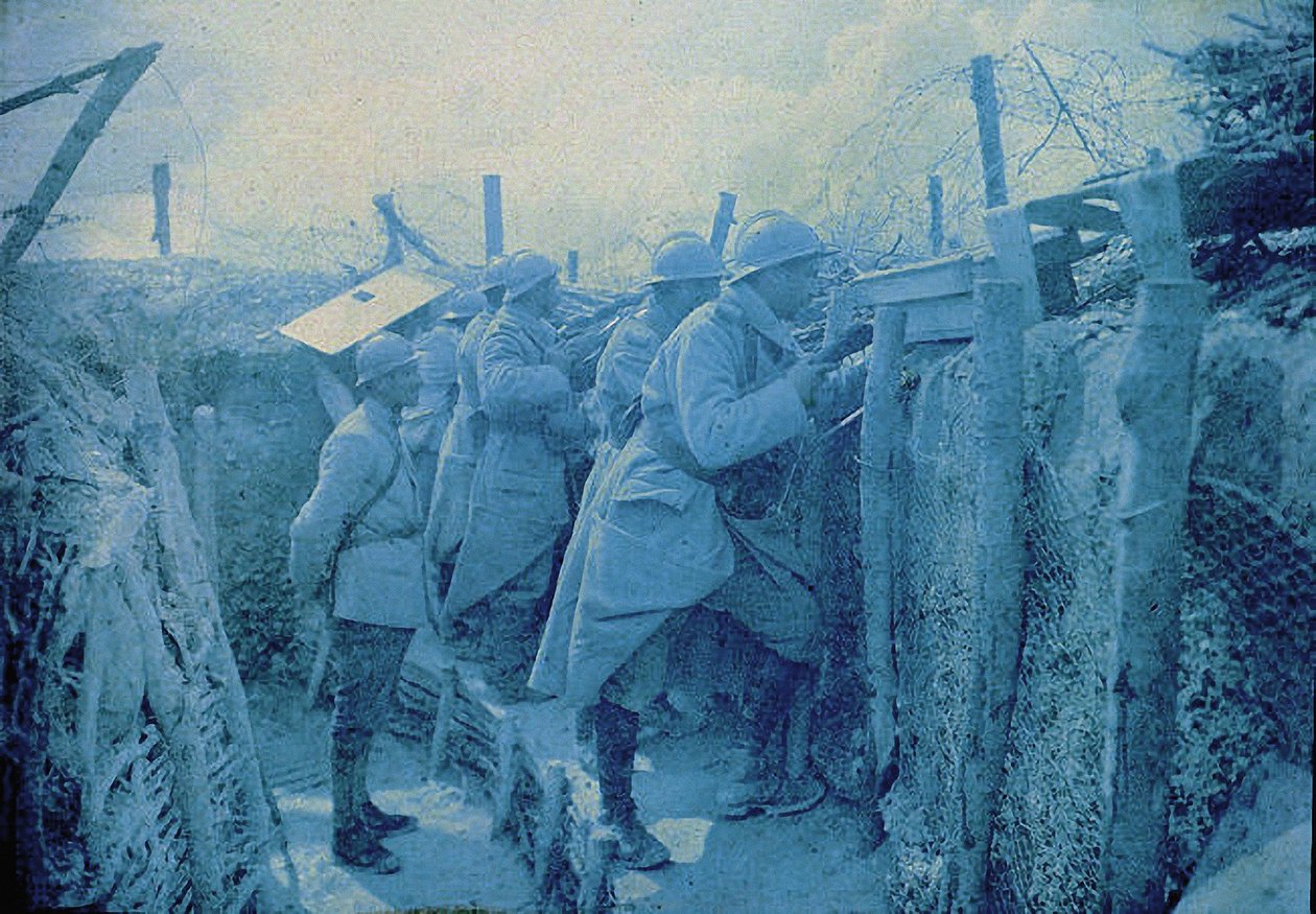 Ranskalainen kuuntelupaikka: sotilaita haudoissa länsirintamalla, Ranska, 1916 (autokromi) tekijältä Albert Samama Chikli