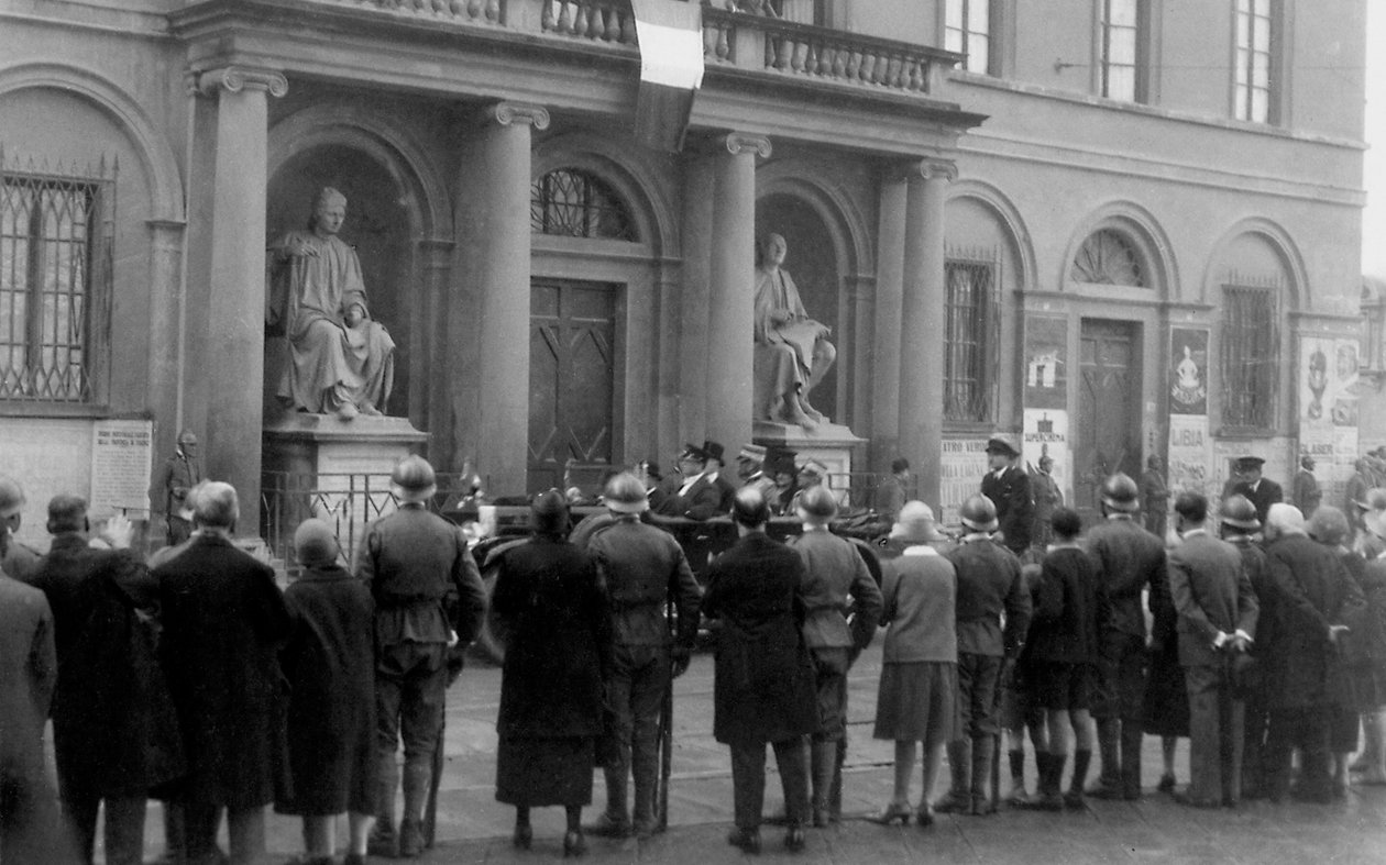 Ihmisjoukko Piazza Duomolla Re Vittorio Emanuele III -vierailun yhteydessä Firenzessä tekijältä Alberto Fierli