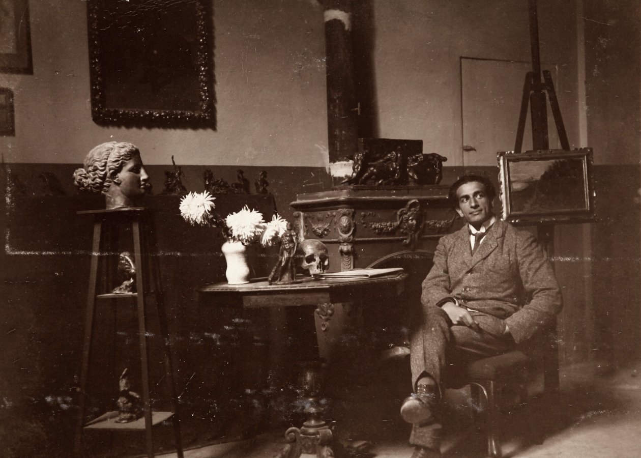 Kuvanveistäjä Mario Pelagatti studiossaan Firenzessä, 20.11.1920 (b/w kuva) tekijältä Alberto Fierli