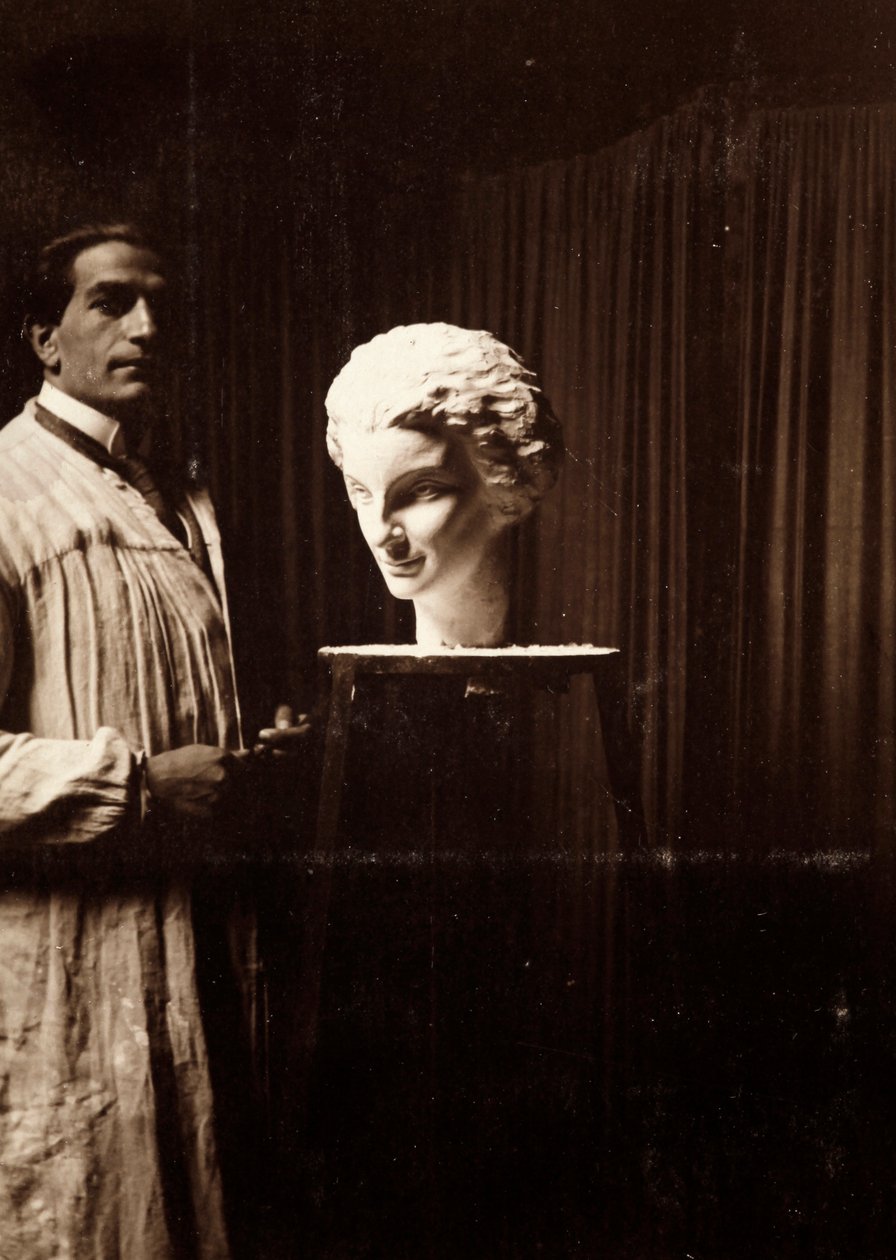 Kuvanveistäjä Mario Pelagatti studiossaan Firenzessä, 20.11.1920 (b/w kuva) tekijältä Alberto Fierli