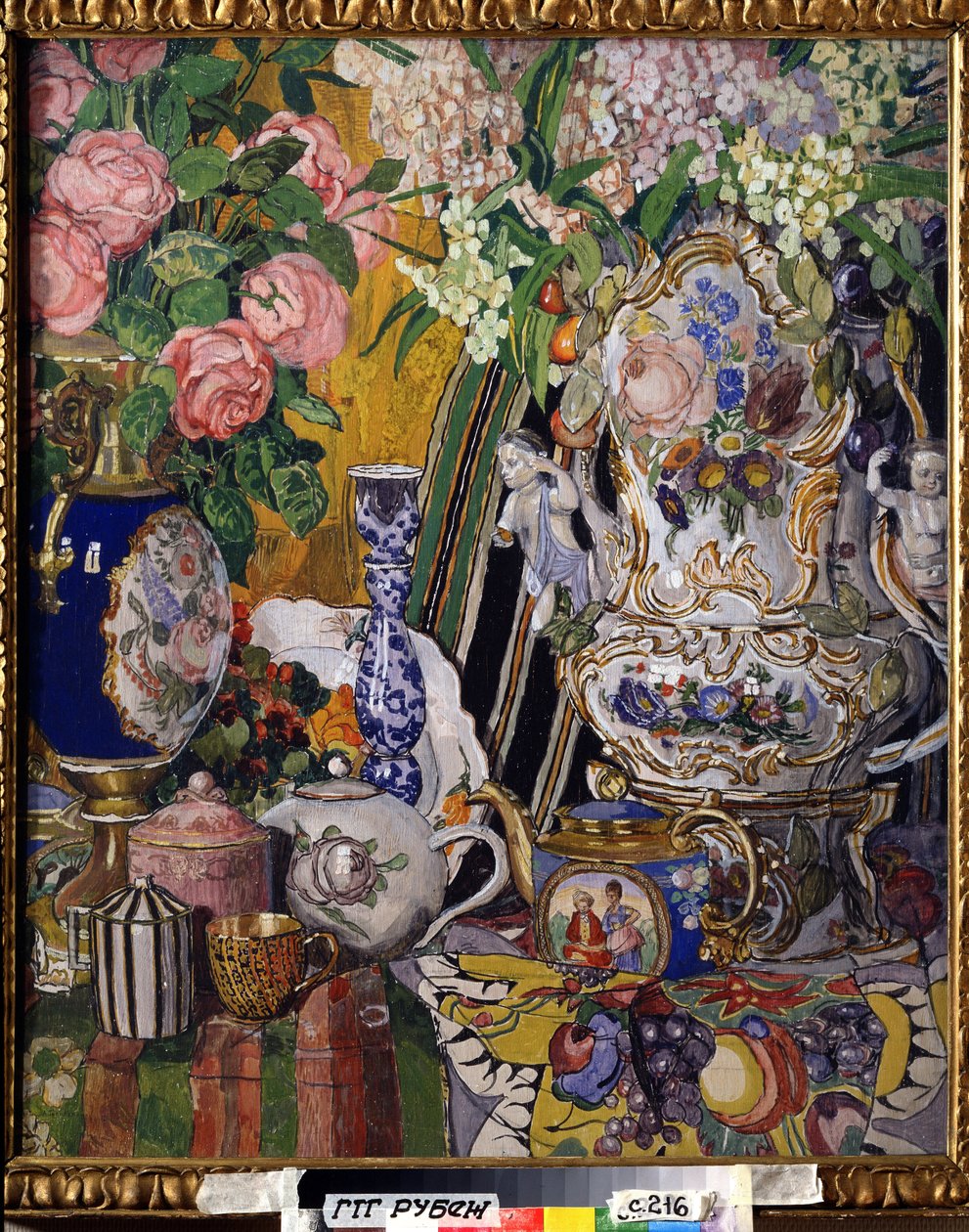 ""Asetelma kukilla ja posliinilla"" Aleksanteri Jakovlevich Golovinin maalaus (Aleksandri Golovin) (1863-1930) 1915 Valtion Tretjakovin galleria, Moskova tekijältä Aleksandr Jakovlevic Golovin