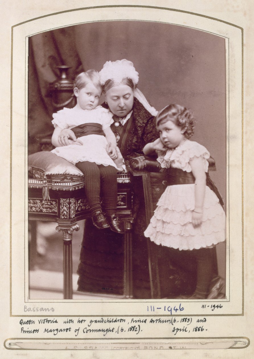 Kuningatar Victoria (1819-1901) lastenlastensa, prinssi Arthurin (s.1883) ja prinsessa Margaret of Connaughtin (s.1882) kanssa huhtikuussa 1886 (seepiakuva) tekijältä Alexander Bassano