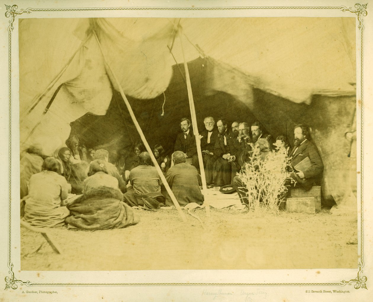 Komissaarit neuvostossa arapahojen ja cheyennien kanssa, 1868 (albumiiniprintti) tekijältä Alexander Gardner
