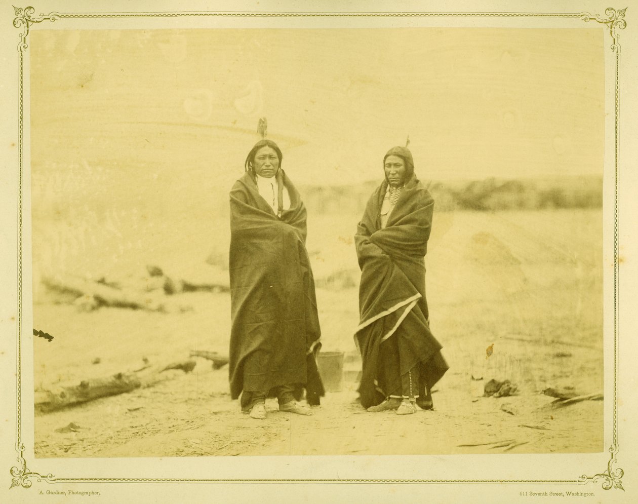 Spotted Tail and Fast Bear, 1868 (albumiprintti) tekijältä Alexander Gardner
