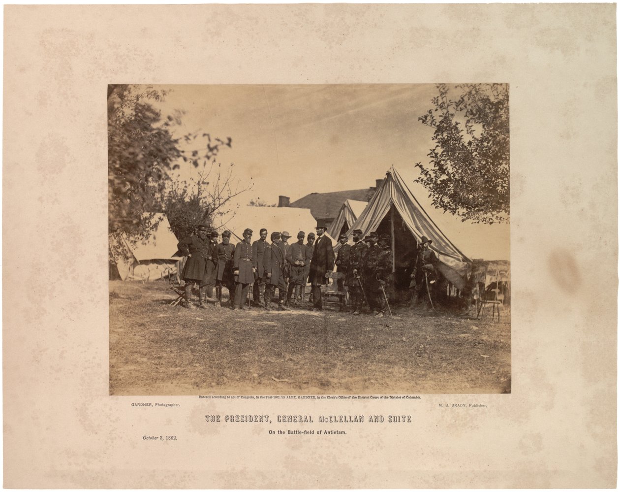 Presidentti, kenraali McClellan ja sviitti... Antietam, 3. lokakuuta 1862 (seepiakuva) tekijältä Alexander Gardner