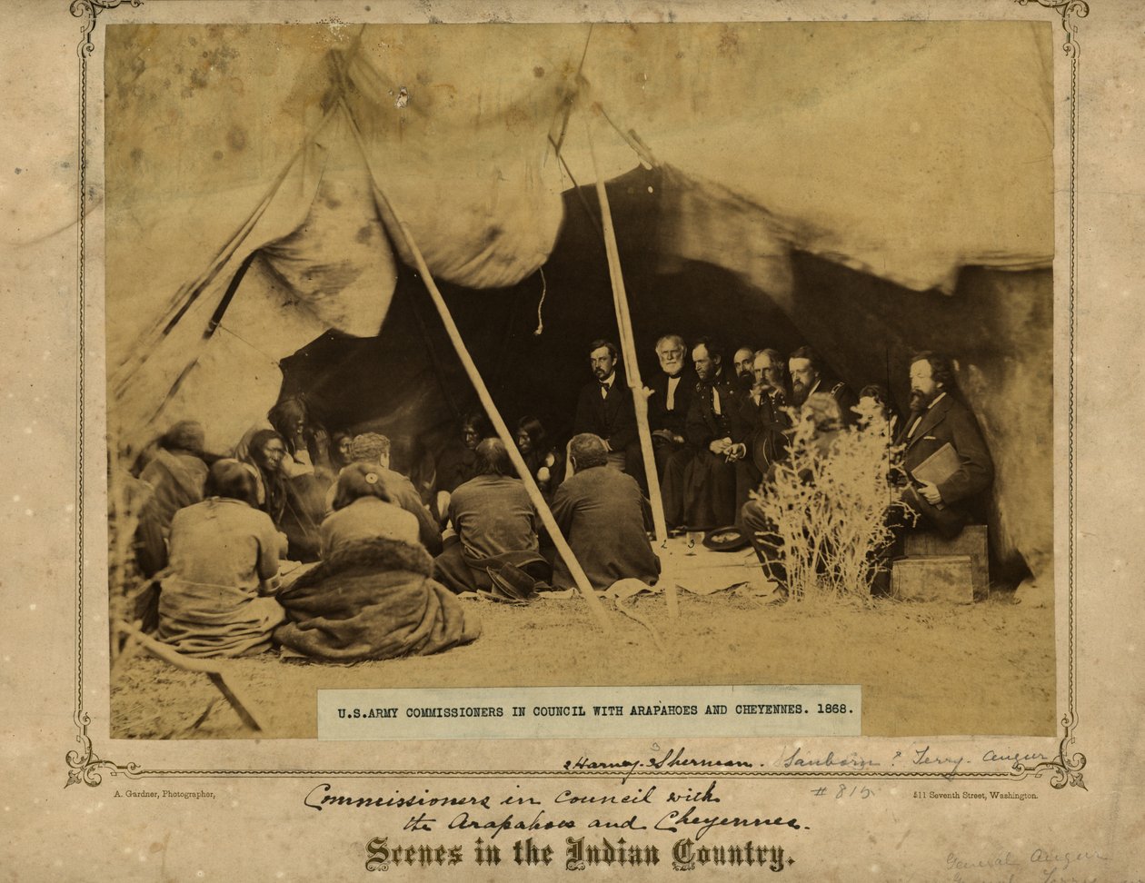 Yhdysvaltain armeijan komissaarit neuvostossa Arapahoesin ja Cheyennien kanssa. Fort Laramie, Wyoming. Kenraali William S.Harney ja William T.Sherman tekijältä Alexander Gardner