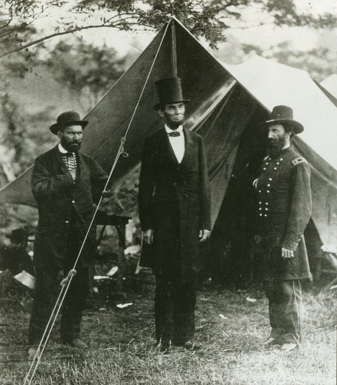 Abraham Lincoln Allan Pinkertonin ja kenraalimajuri John A. McClernandin kanssa, 1862 tekijältä Alexander Gardner