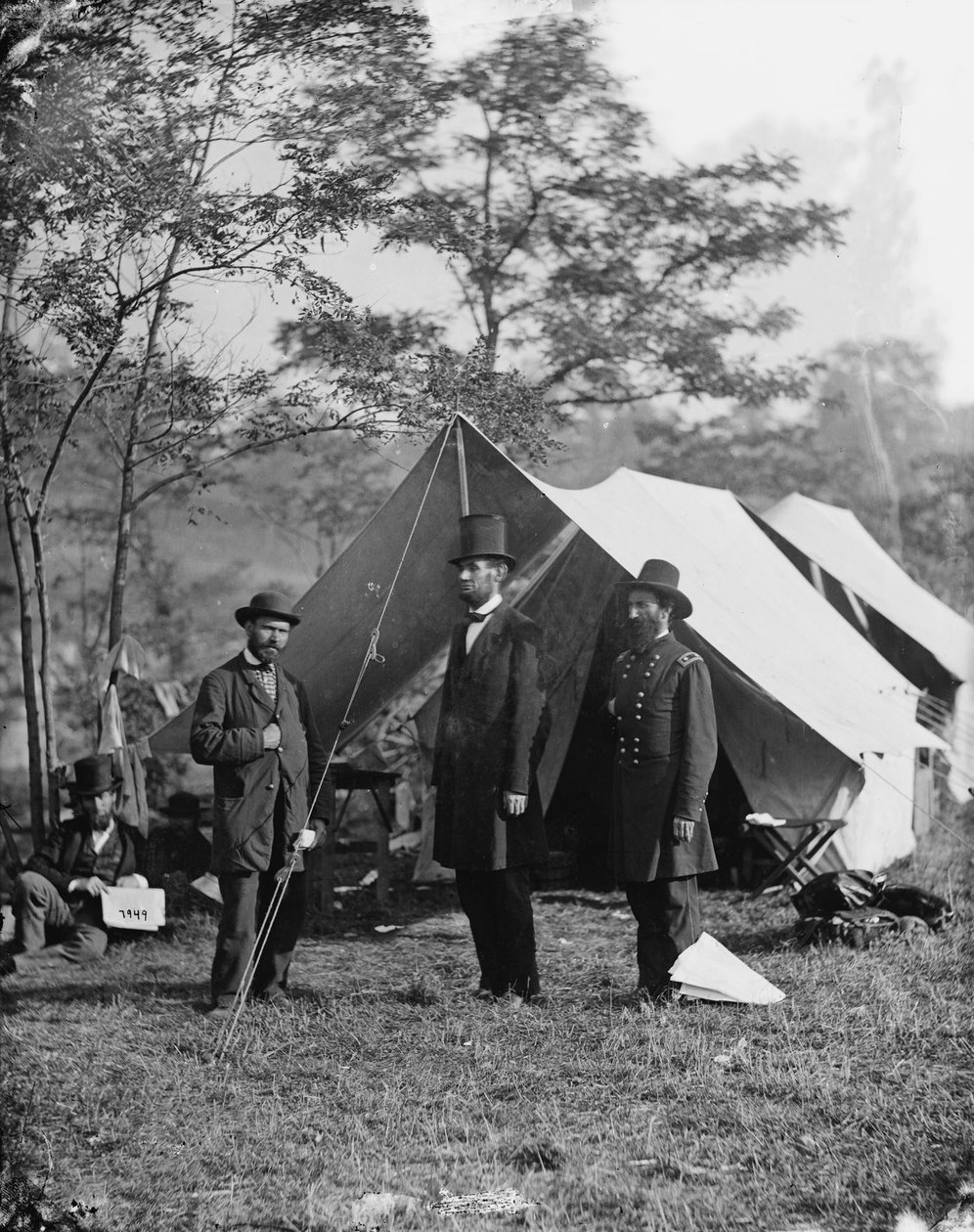 Abraham Lincoln Allan Pinkertonin ja kenraalimajuri John A. McClernandin kanssa, 1862 tekijältä Alexander Gardner