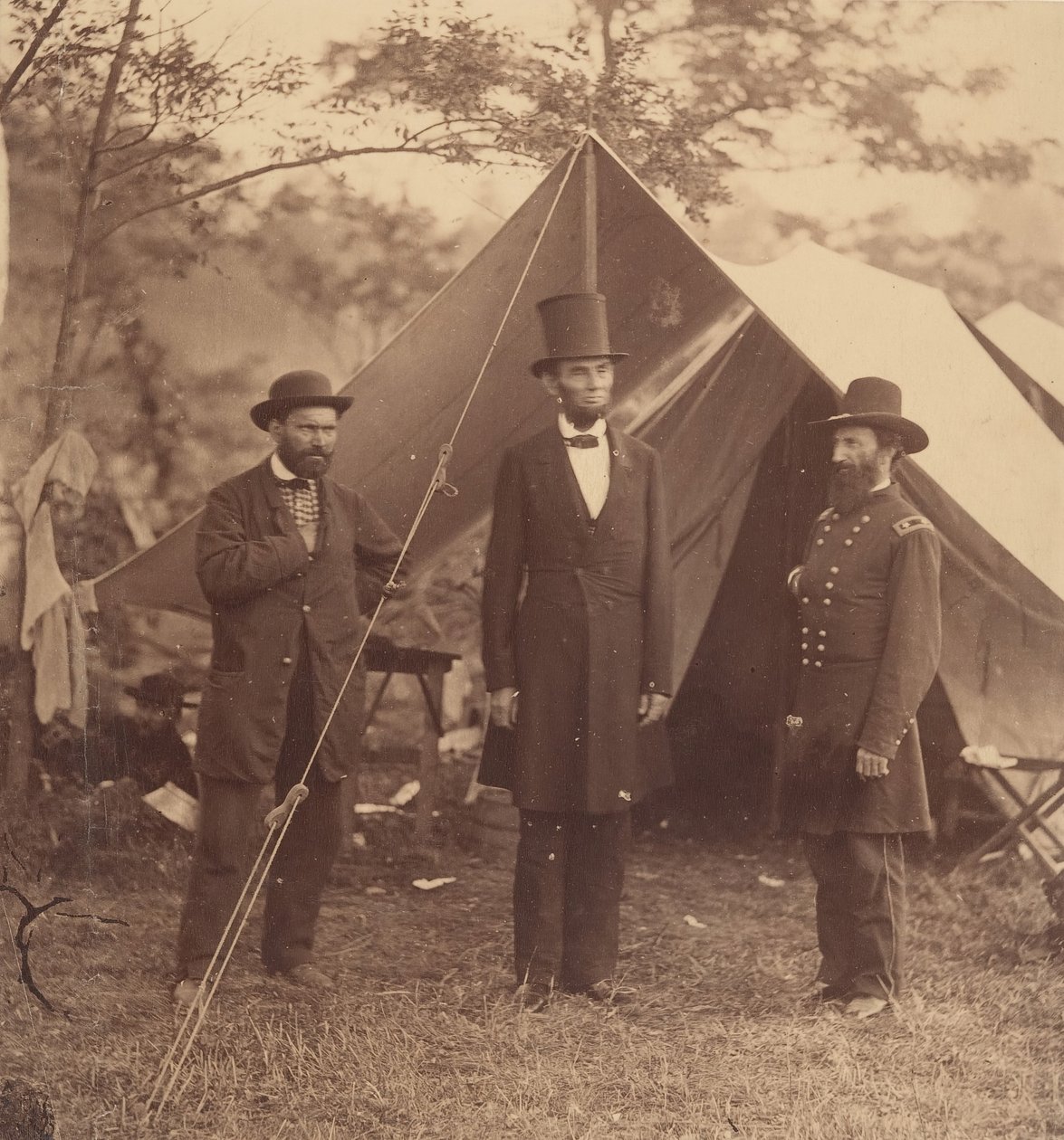 [Presidentti Abraham Lincoln, kenraalimajuri John A. McClernand oikealla ja E. J..., 3. lokakuuta 1862. tekijältä Alexander Gardner