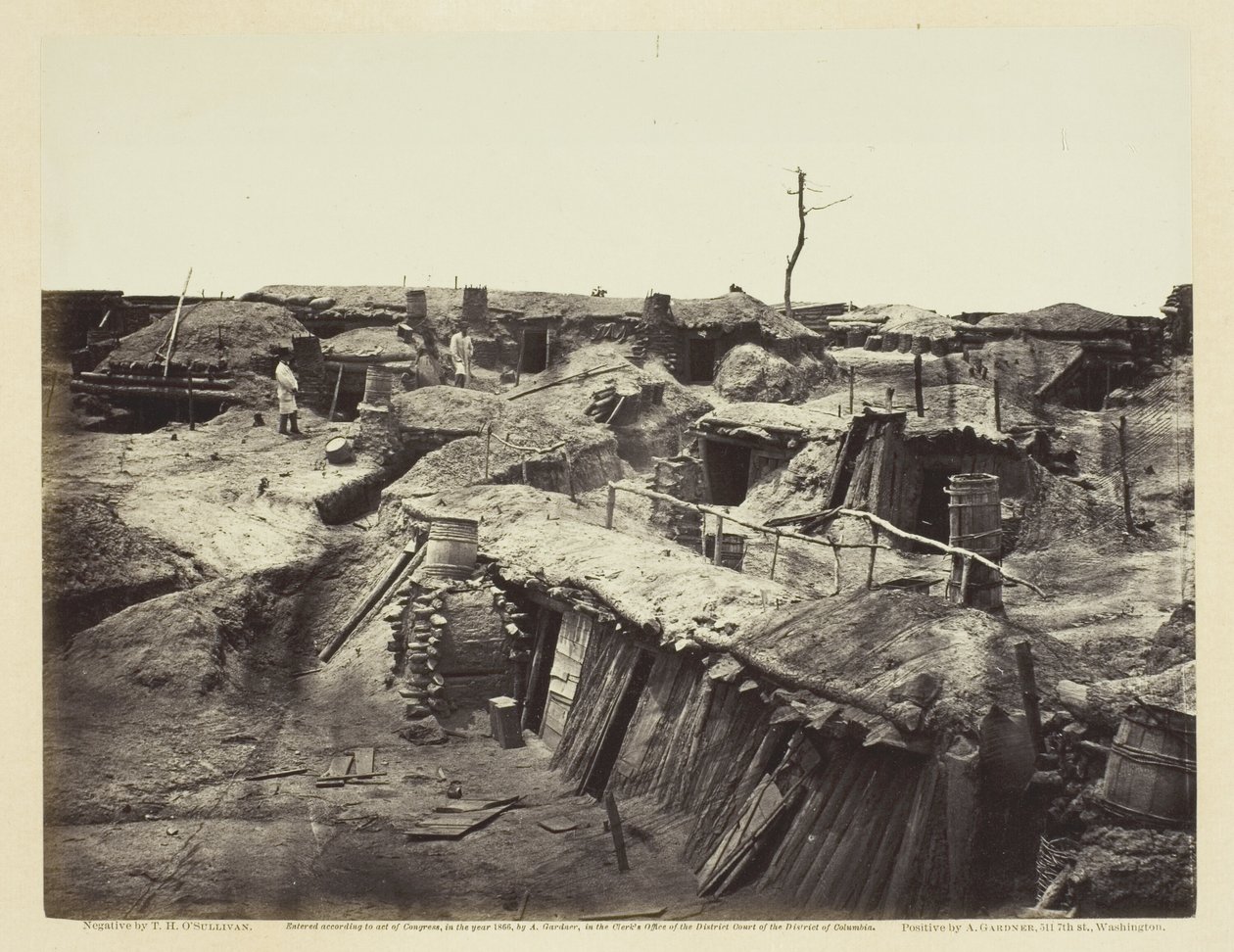 Miesten neljännekset Fort Sedgwickissä, toukokuussa 1865. tekijältä Alexander Gardner