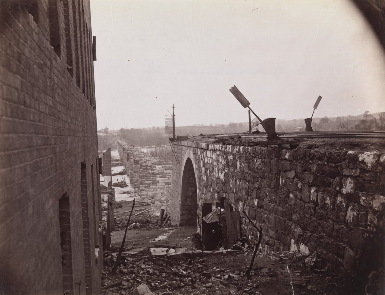 Richmond & Petersburg Railroad Bridgen rauniot, Richmond, Virginia, n. 1865. tekijältä Alexander Gardner