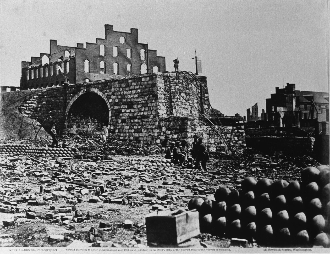 Ruins of an Arsenal, Richmond, Virginia, huhtikuu 1863 (albumiiniprintti kollodiumnegatiivista) tekijältä Alexander Gardner