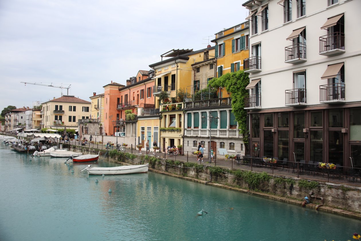 Peschiera del Garda Klein Venedig tekijältä Alexandra Joseph