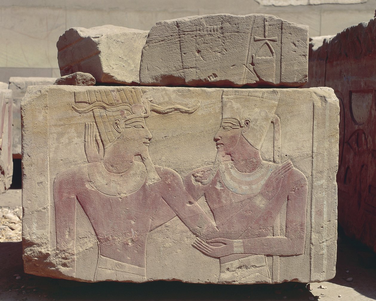 Egypti, Karnak, maalasi reliefin Hatshepsutista faaraona ja jumalana Amonina tekijältä Nicolas Toussaint Charlet