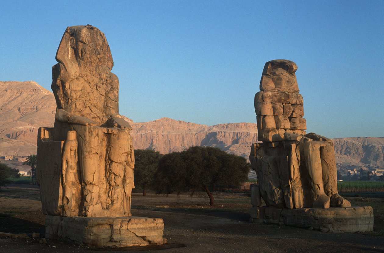 Egypti, muinainen Thebes, Amenhotep III:n Memnonin kolossipatsaat tekijältä Nicolas Toussaint Charlet