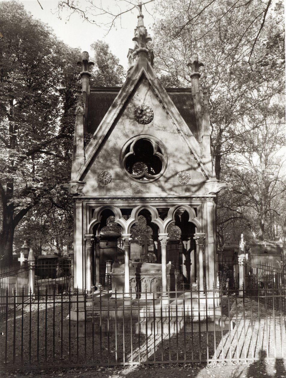 Ang Libingan ng Abelard at Heloise, itinayo noong 1817 finn tekijältä Alexandre Marie Lenoir