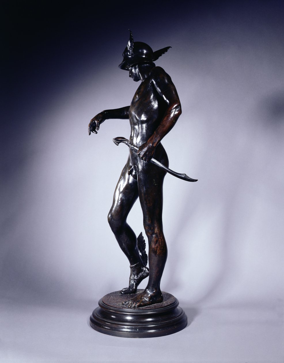 Perseus aseistautumassa, 1882 (pronssi, ks. myös 353101) tekijältä Alfred Gilbert