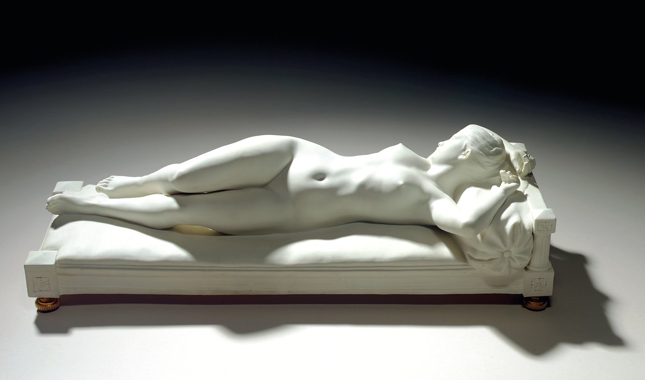 Sevres-keksihahmo makaavasta alastonkuvasta "Le Repos" tekijältä Alfred Boucher