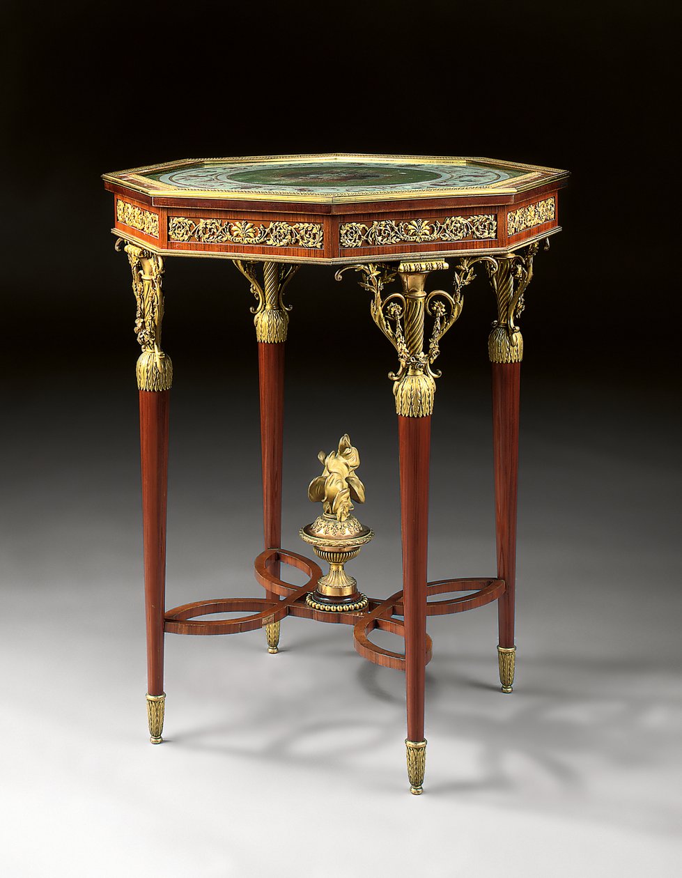 Ludvig XVI:n tyylinen gueridon (ormolu, mahonki ja guassi) (katso myös 362848) tekijältä Alfred Emmanuel Louis Beurdeley