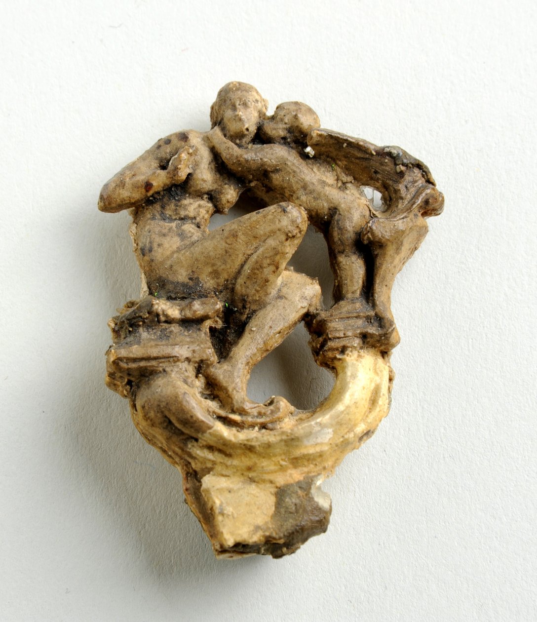Maquette avaimenrusetta varten Cupidon kuiskauksella istuvalle tytölle: kolme luonnosta keskusryhmälle (kipsi) tekijältä Alfred Gilbert