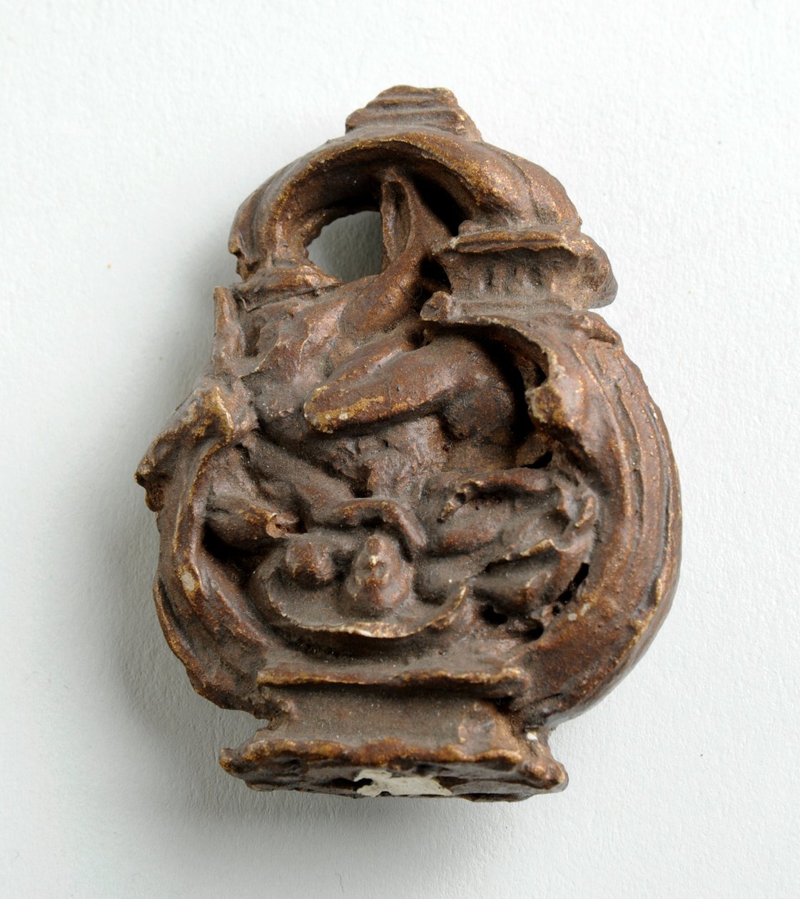 Maquette avaimen jouselle, jossa Cupido kuiskaa istuvalle tytölle: kolme luonnosta keskusryhmälle (kipsi) tekijältä Alfred Gilbert