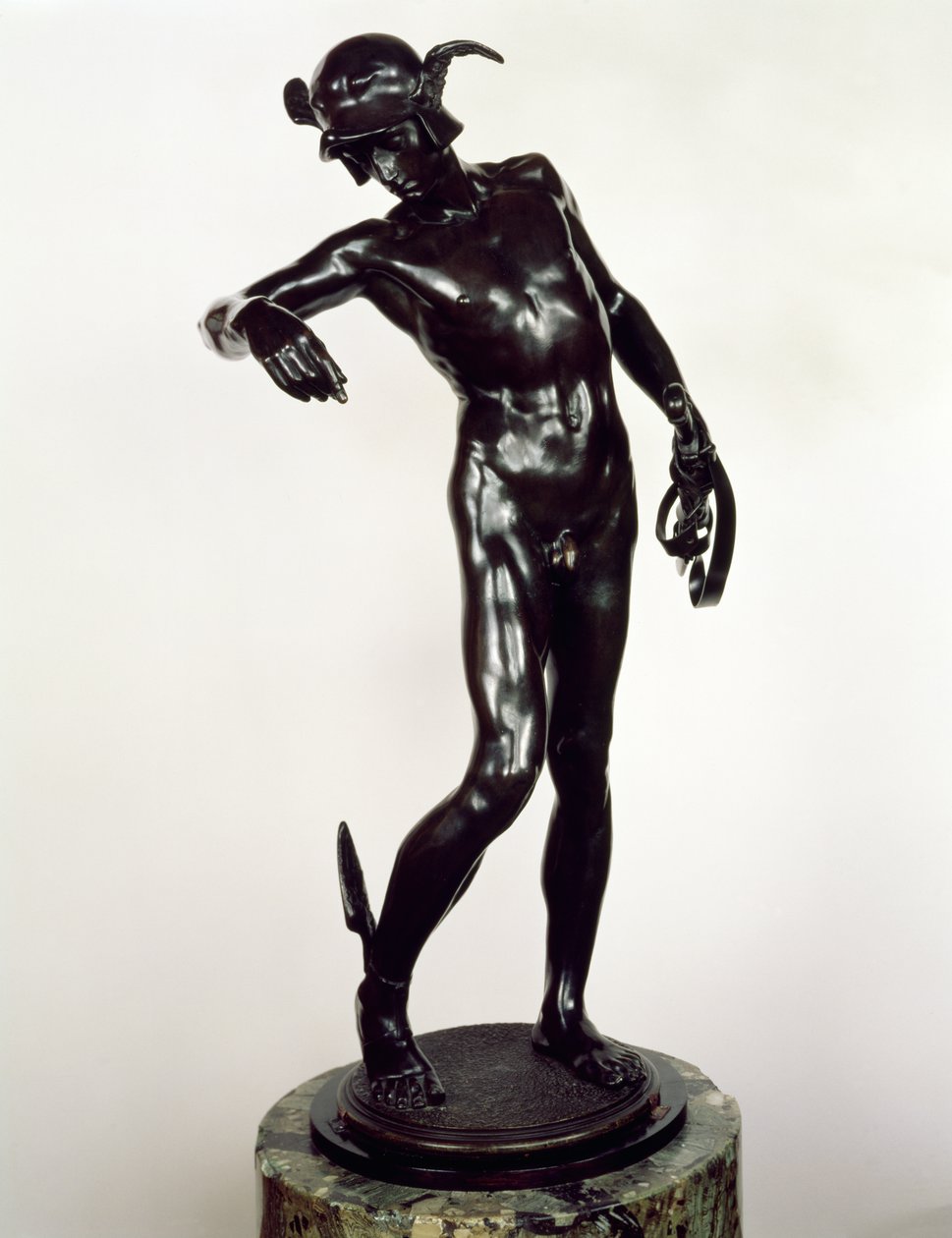 Perseus Arming, ensimmäinen valettu vuonna 1881 (pronssi) tekijältä Alfred Gilbert