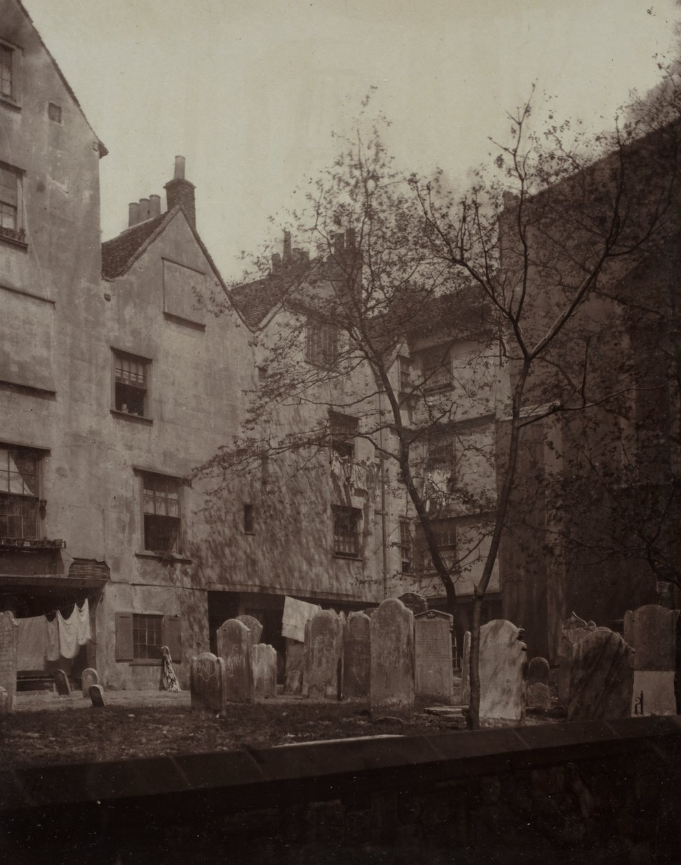 St. Bartholomews: Kirkkopiha katselee kohti kangasmessuja tekijältä Alfred H. Bool