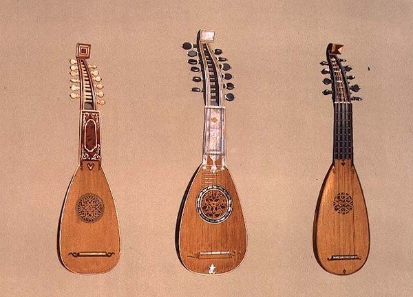 (LtoR) Pandurina vuodelta 1734 ja kaksi Milanon mandoliinia vuosilta 1775 ja 1739, kappaleesta "Musical Instruments" (värillinen lito) tekijältä Alfred James Hipkins