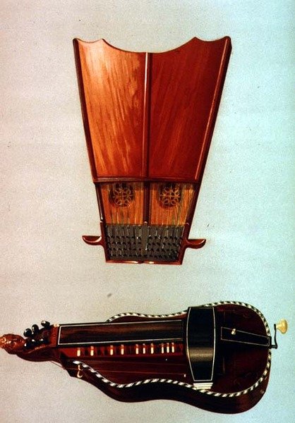 Kelloharppu ja hurdy gurdy kappaleesta "Musiikki-instrumentit" (värillinen lito) tekijältä Alfred James Hipkins